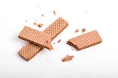 Beyaz arka planda kırıntıları olan çikolatalı gofret..