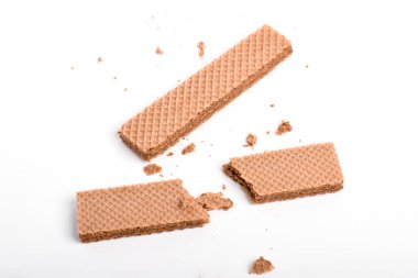 Beyaz arka planda kırıntıları olan çikolatalı gofret..