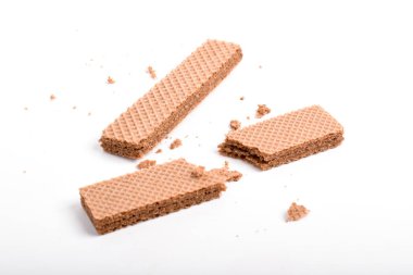 Beyaz arka planda kırıntıları olan çikolatalı gofret..