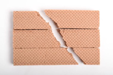 Beyaz arka planda çikolatalı gofretler