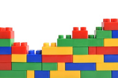 Plastik yapı blokları beyaz arkaplanda izole edildi.