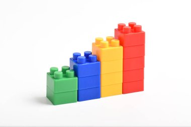 Beyaz arka planda izole bir gökkuşağı renkli lego merdiveni. İnşa Blokları