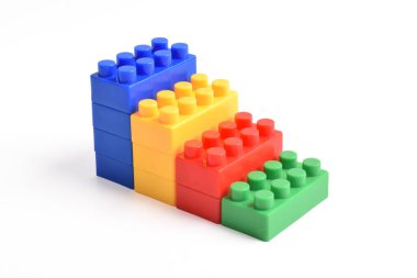 Beyaz arka planda izole bir gökkuşağı renkli lego merdiveni. İnşa Blokları