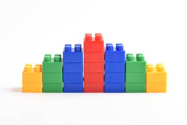 Plastik yapı blokları beyaz arkaplanda izole edildi