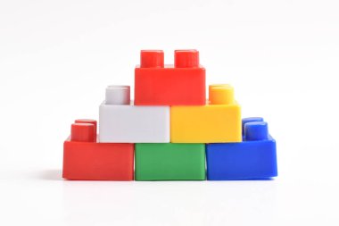 Plastik yapı blokları beyaz arkaplanda izole edildi