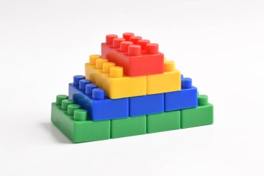 Plastik yapı blokları beyaz arkaplanda izole edildi