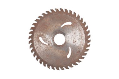 Beyaz arka planda izole edilmiş ahşap işçiliği için paslı testere bıçağı