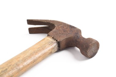 Eski paslı çekiç beyaz arka planda izole edilmiş. Kapat.