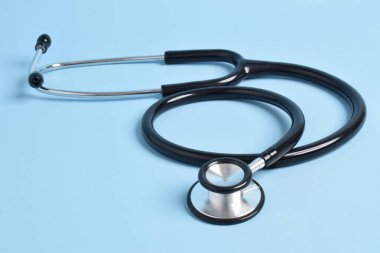 Açık mavi arka planda tıbbi steteskop. Sağlık hizmeti kavramı