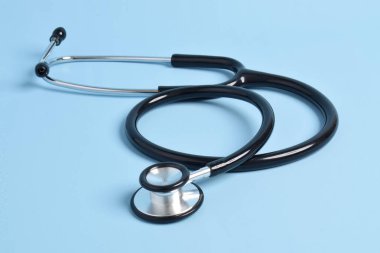 Açık mavi arka planda tıbbi steteskop. Sağlık hizmeti kavramı