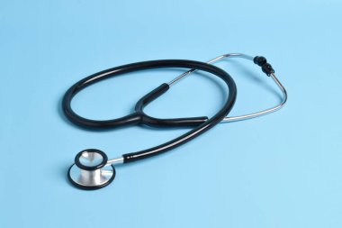 Açık mavi arka planda tıbbi steteskop. Sağlık hizmeti kavramı