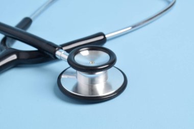 Açık mavi arkaplanda steteskop, yakın plan