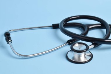 Açık mavi arkaplanda steteskop, yakın plan