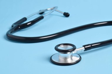 Açık mavi arkaplanda steteskop, yakın plan