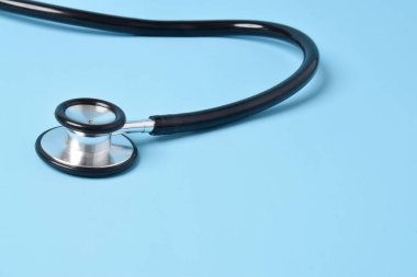 Açık mavi arkaplanda steteskop, yakın plan