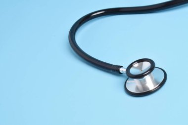 Açık mavi arkaplanda steteskop, yakın plan