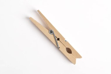 Ahşap elbise pimi kırpma yolu ile beyaz arkaplanda izole