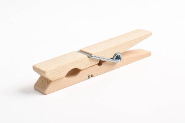 Ahşap elbise pimi kırpma yolu ile beyaz arkaplanda izole