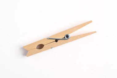 Ahşap elbise pimi kırpma yolu ile beyaz arkaplanda izole