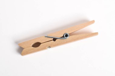 Ahşap elbise pimi kırpma yolu ile beyaz arkaplanda izole