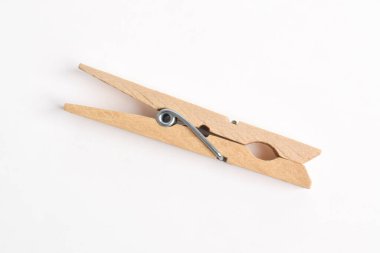 Ahşap elbise pimi kırpma yolu ile beyaz arkaplanda izole