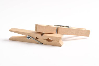 Ahşap elbise pimi kırpma yolu ile beyaz arkaplanda izole