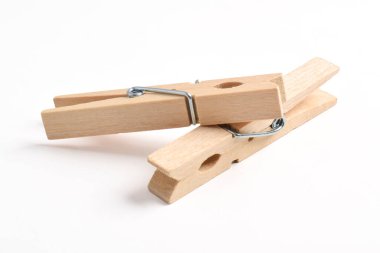 Ahşap elbise pimi kırpma yolu ile beyaz arkaplanda izole