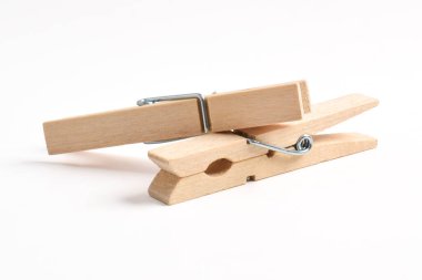 Ahşap elbise pimi kırpma yolu ile beyaz arkaplanda izole