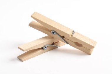 Ahşap elbise pimi kırpma yolu ile beyaz arkaplanda izole