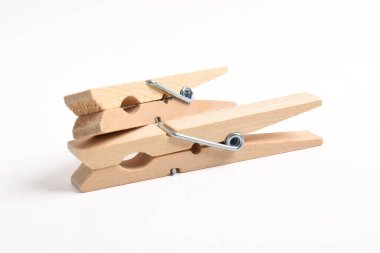 Ahşap elbise pimi kırpma yolu ile beyaz arkaplanda izole