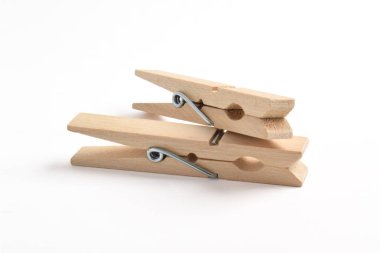 Ahşap elbise pimi kırpma yolu ile beyaz arkaplanda izole