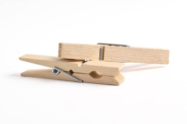 Ahşap elbise pimi kırpma yolu ile beyaz arkaplanda izole