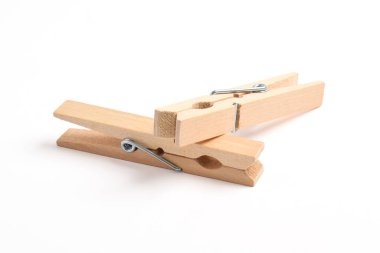 Ahşap elbise pimi kırpma yolu ile beyaz arkaplanda izole