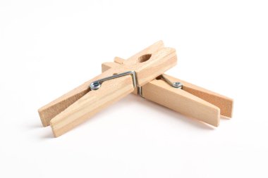 Ahşap elbise pimi kırpma yolu ile beyaz arkaplanda izole