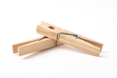 Ahşap elbise pimi kırpma yolu ile beyaz arkaplanda izole