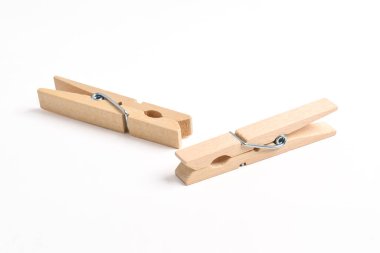 Ahşap elbise pimi kırpma yolu ile beyaz arkaplanda izole