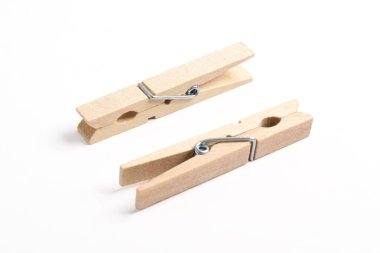 Ahşap elbise pimi kırpma yolu ile beyaz arkaplanda izole