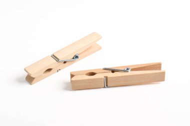 Ahşap elbise pimi kırpma yolu ile beyaz arkaplanda izole