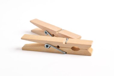 Ahşap elbise pimi kırpma yolu ile beyaz arkaplanda izole