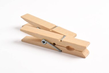 Ahşap elbise pimi kırpma yolu ile beyaz arkaplanda izole