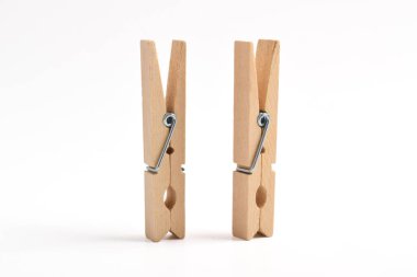 Ahşap elbise pimi kırpma yolu ile beyaz arkaplanda izole