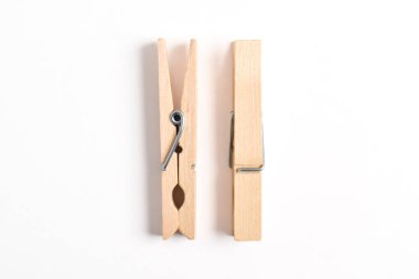 Ahşap elbise pimi kırpma yolu ile beyaz arkaplanda izole