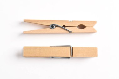 Ahşap elbise pimi kırpma yolu ile beyaz arkaplanda izole