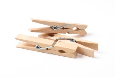 Ahşap elbise pimi kırpma yolu ile beyaz arkaplanda izole