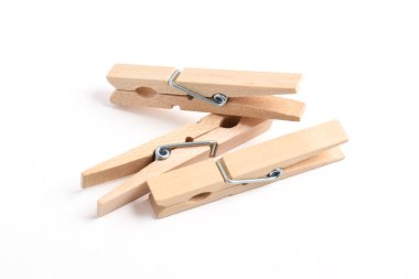 Ahşap elbise pimi kırpma yolu ile beyaz arkaplanda izole