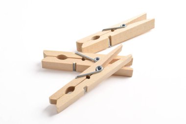 Ahşap elbise pimi kırpma yolu ile beyaz arkaplanda izole