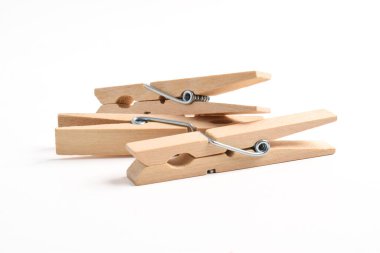 Ahşap elbise pimi kırpma yolu ile beyaz arkaplanda izole