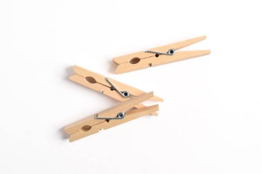 Ahşap elbise pimi kırpma yolu ile beyaz arkaplanda izole