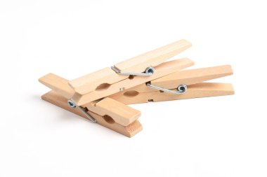 Ahşap elbise pimi kırpma yolu ile beyaz arkaplanda izole