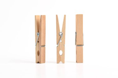 Beyaz arkaplanda izole edilmiş ahşap elbise iğnesi seti